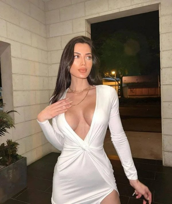 Braless Girls (37 pics)