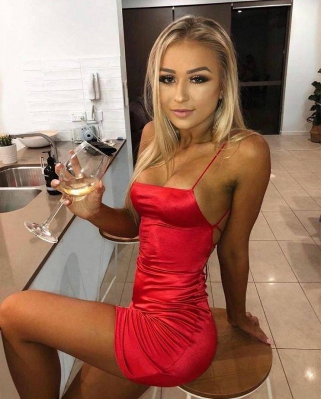 Girls In Tight Dresses (54 pics)