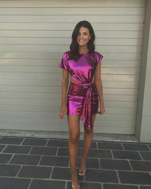 Girls In Tight Dresses (54 pics)