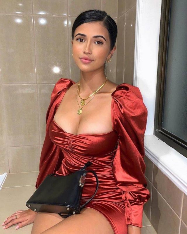 Girls In Tight Dresses (54 pics)