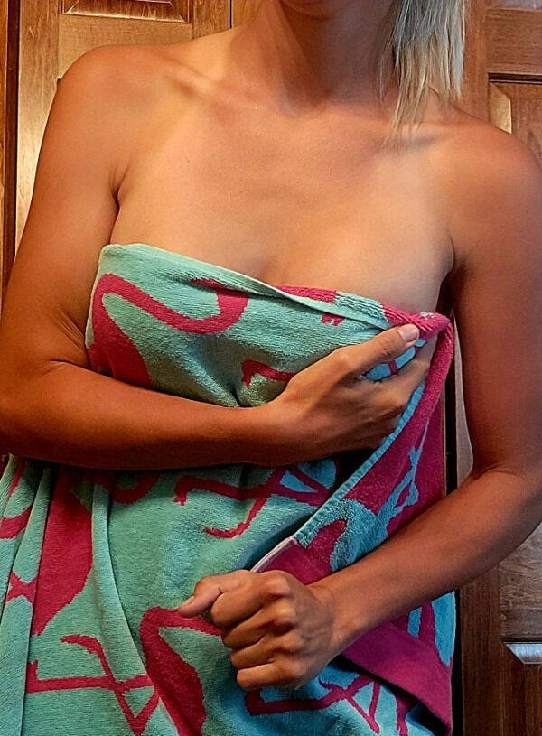 Girls With Towels (36 pics)