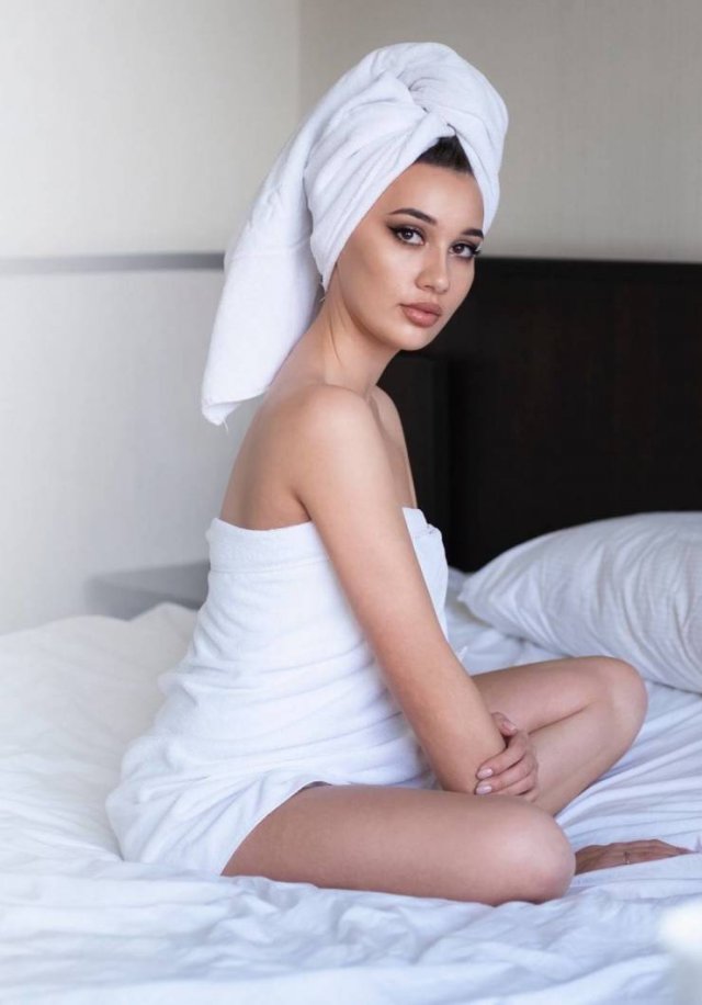 Girls With Towels (36 pics)