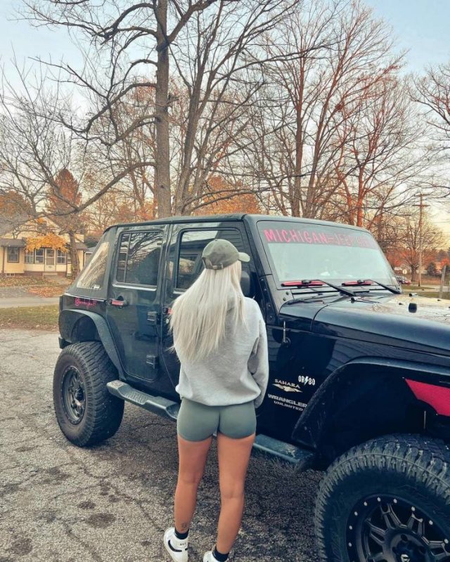 Girls And Cars (33 pics)