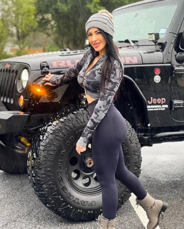 Girls And Cars (33 pics)