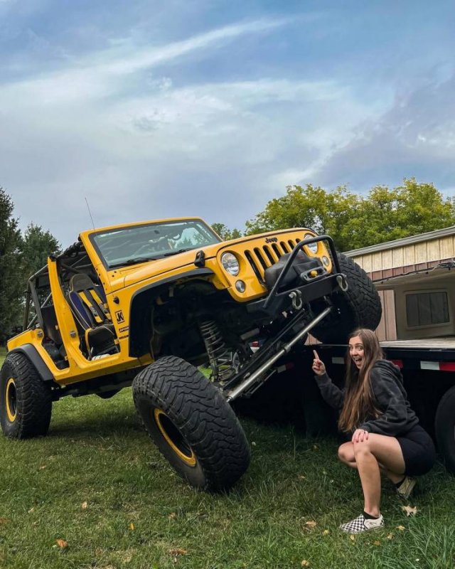 Girls And Cars (33 pics)