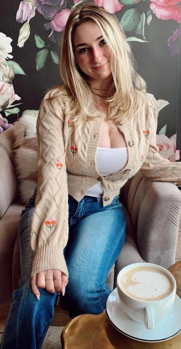 Busty Girls (40 pics)
