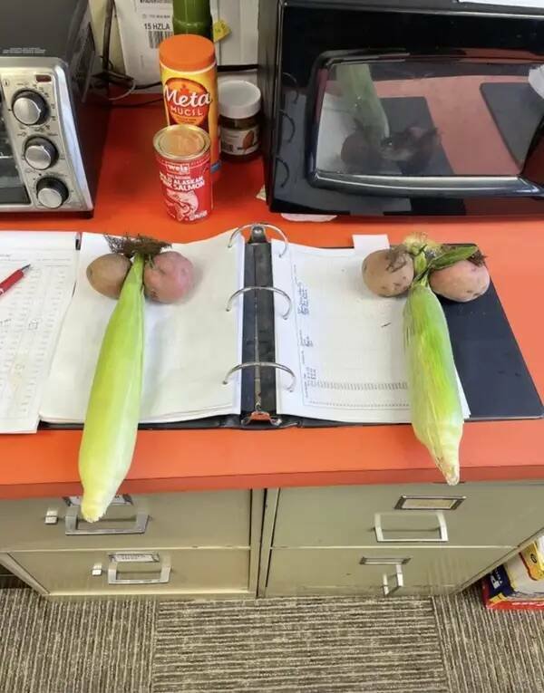 Funny Pranks From Colleagues (22 pics)