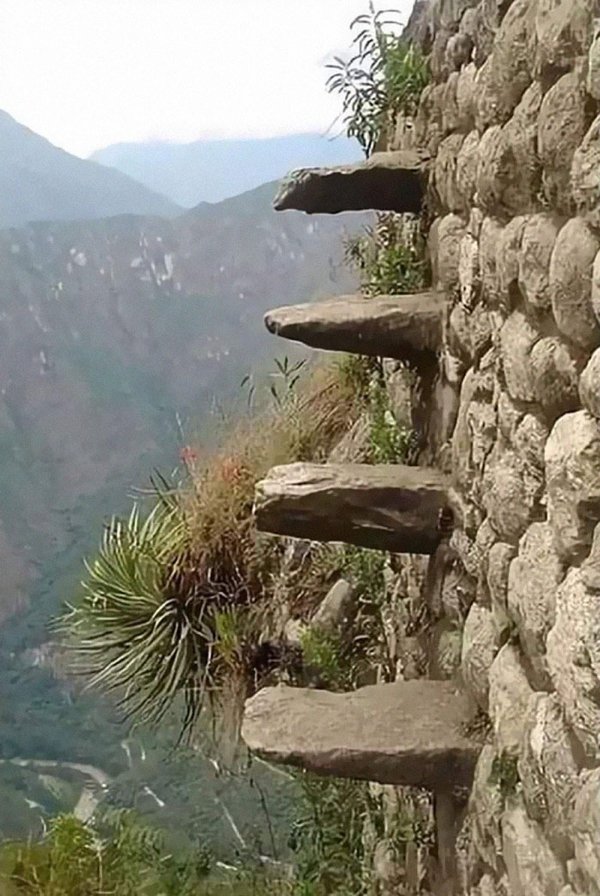 Scary Stairs (30 pics)