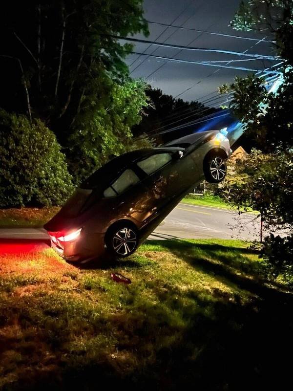 Odd Car Crashes (37 pics)