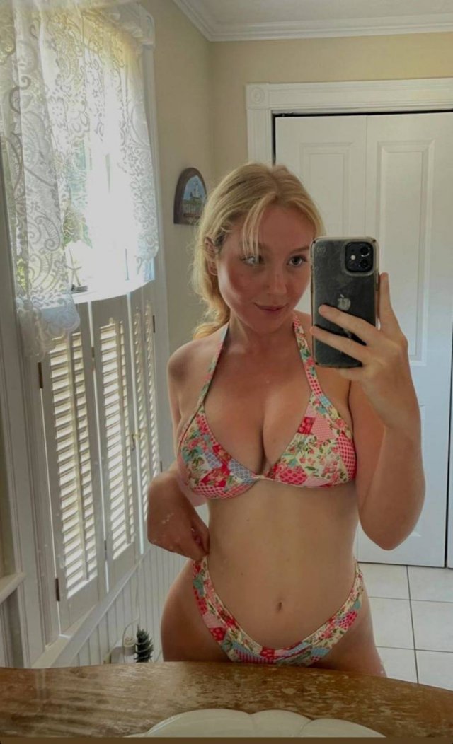 Selfie Girls (48 pics)