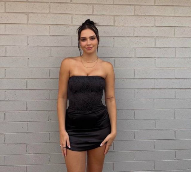 Girls In Tight Dresses (53 pics)