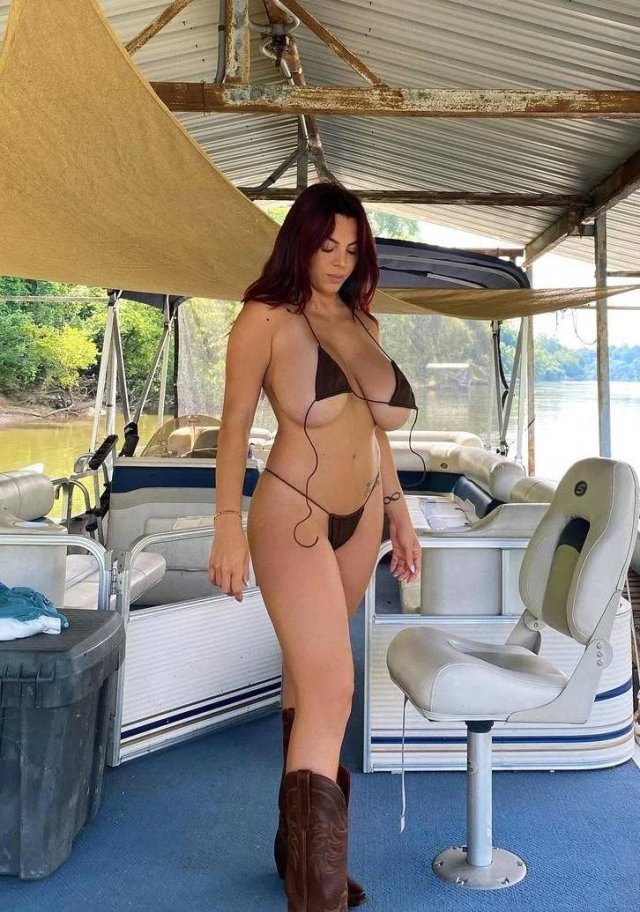 Busty Girls (48 pics)