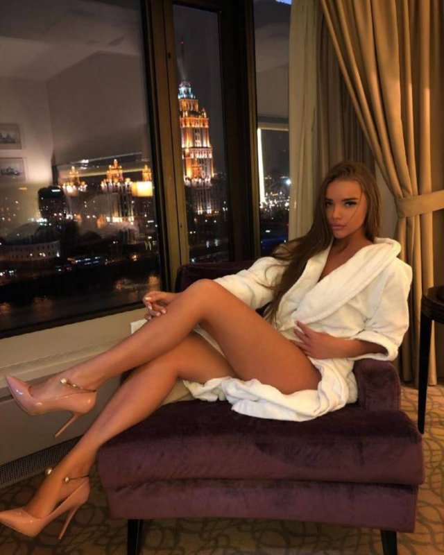 Girls With Long Legs (59 pics)