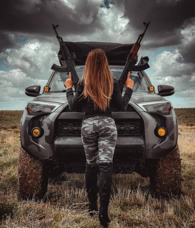 Girls And Guns (55 pics)