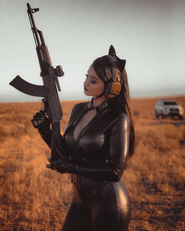 Girls And Guns (55 pics)