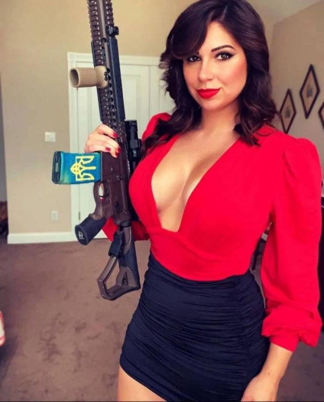 Girls And Guns (55 pics)