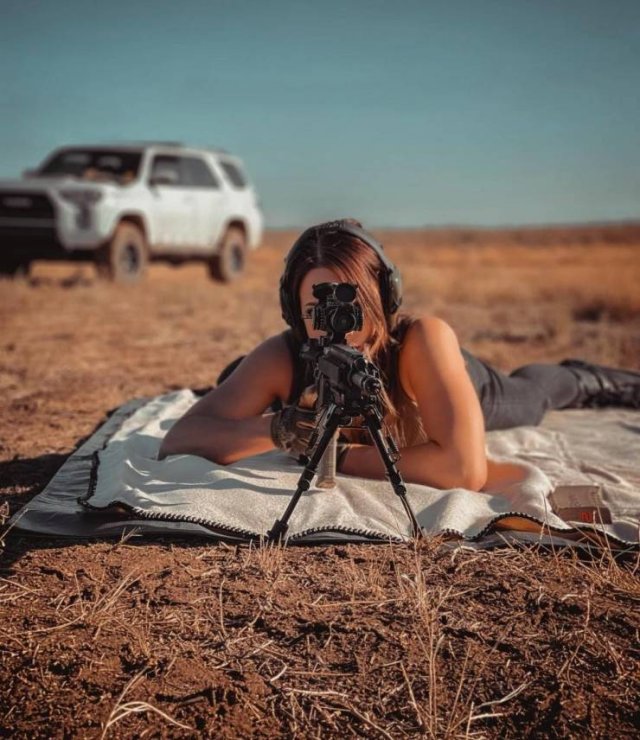 Girls And Guns (55 pics)