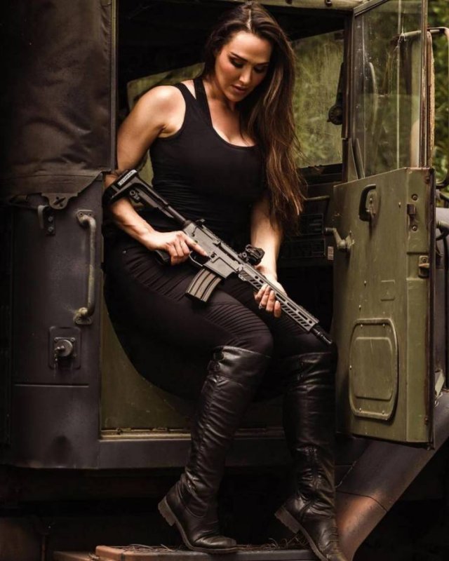 Girls And Guns (55 pics)