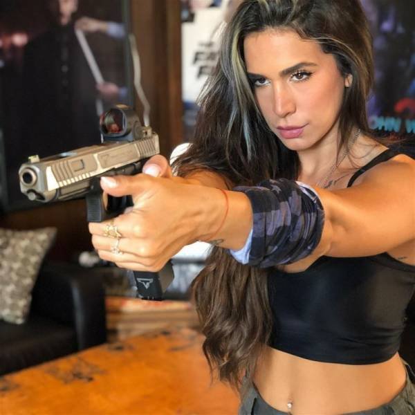 Girls And Guns (55 pics)
