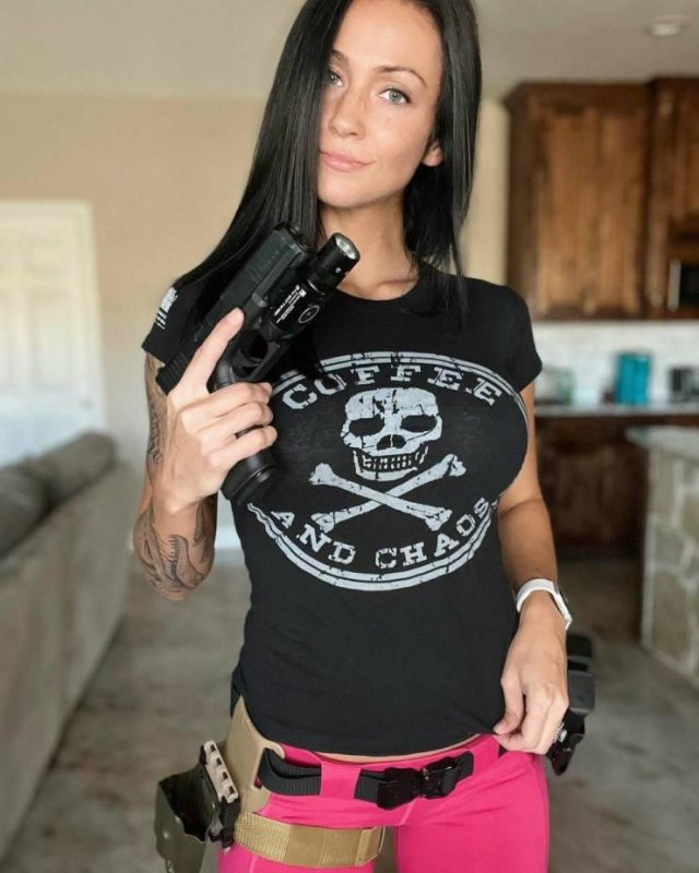 Girls And Guns (55 pics)