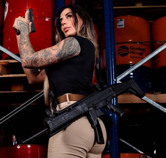 Girls And Guns (55 pics)