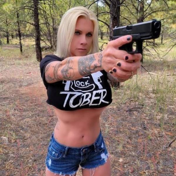 Girls And Guns (55 pics)