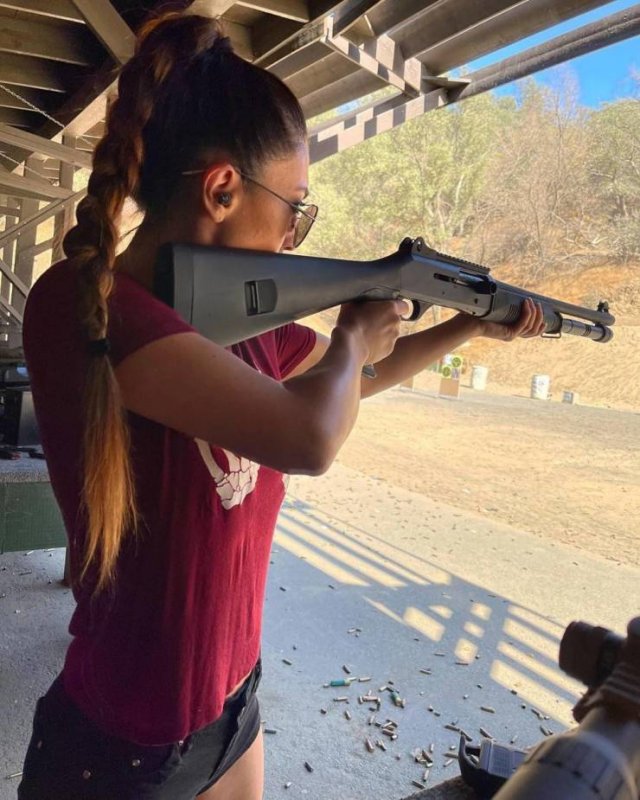 Girls And Guns (55 pics)