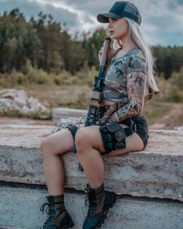 Girls And Guns (55 pics)