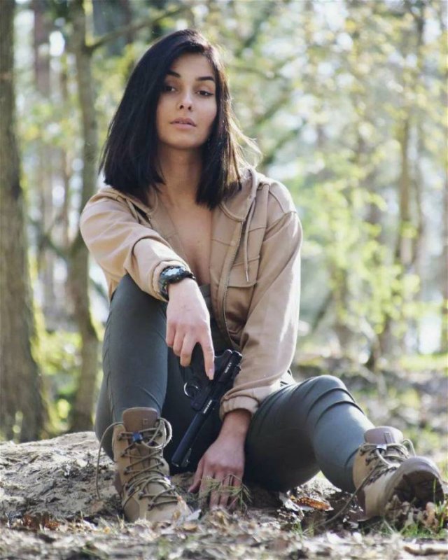 Girls And Guns (55 pics)
