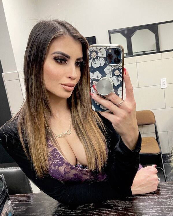 Hot Brunettes (36 pics)