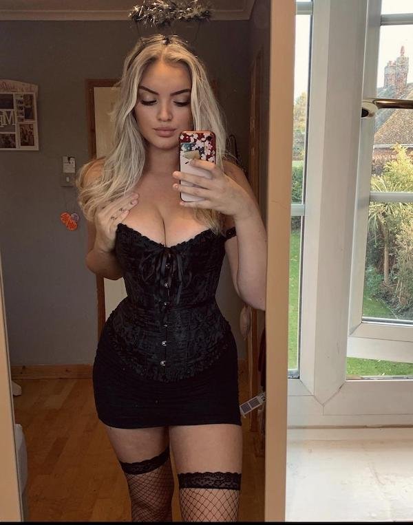 Girls in Thigh Highs (34 pics)