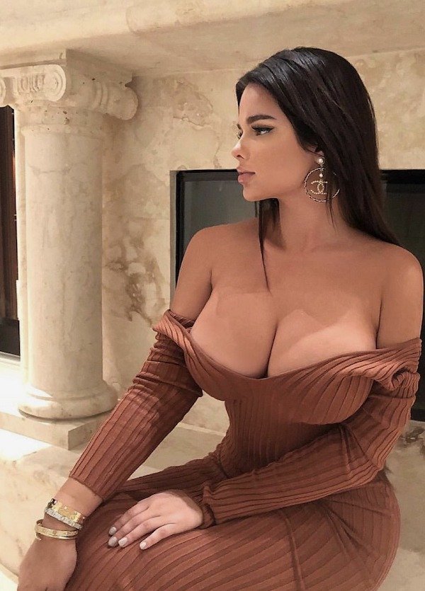 Braless Girls (37 pics)