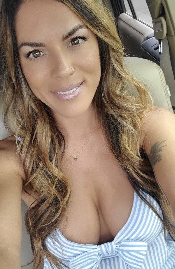 Girls In Cars (48 pics)