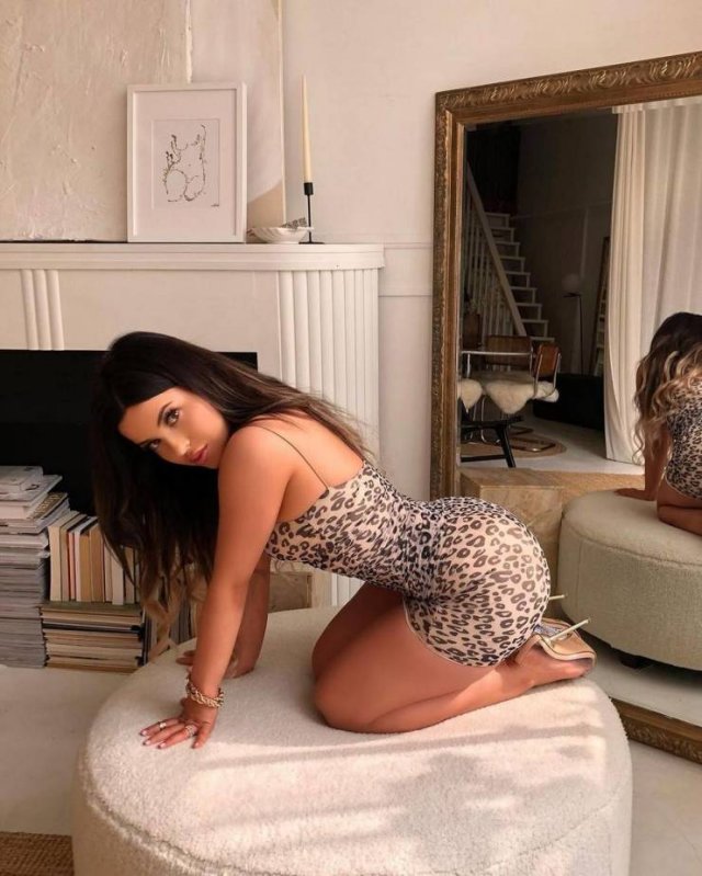 Girls In Tight Dresses (52 pics)