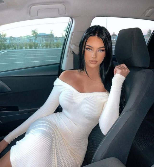 Girls In Tight Dresses (52 pics)