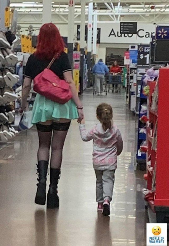Strange ''Walmart'' Visitors (34 pics)