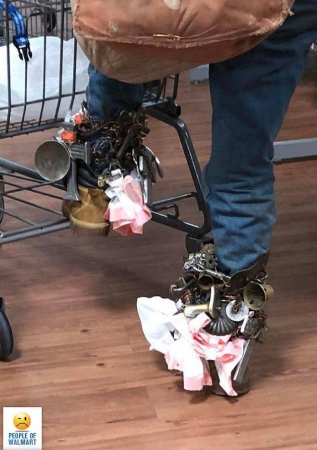 Strange ''Walmart'' Visitors (34 pics)