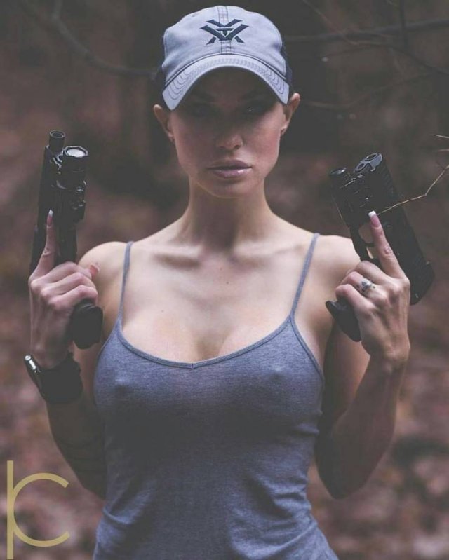 Girls With Guns (48 pics)