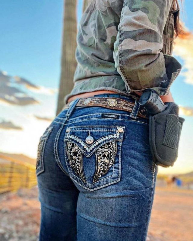 Girls With Guns (48 pics)