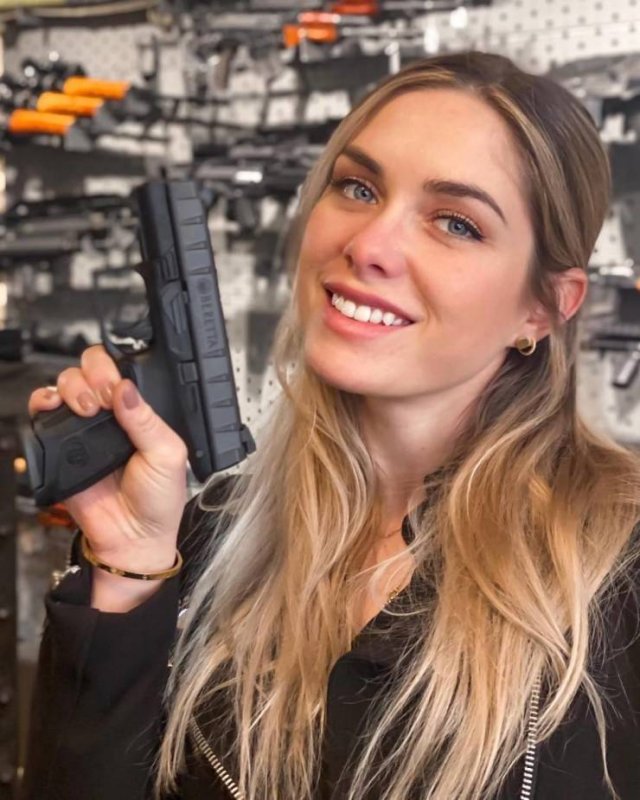 Girls With Guns (48 pics)