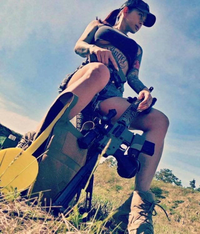 Girls With Guns (48 pics)