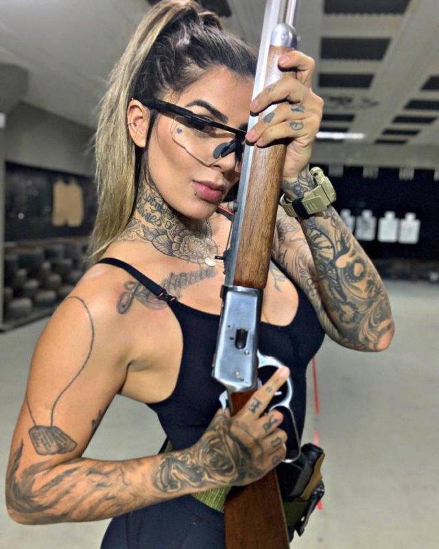 Girls With Guns (48 pics)