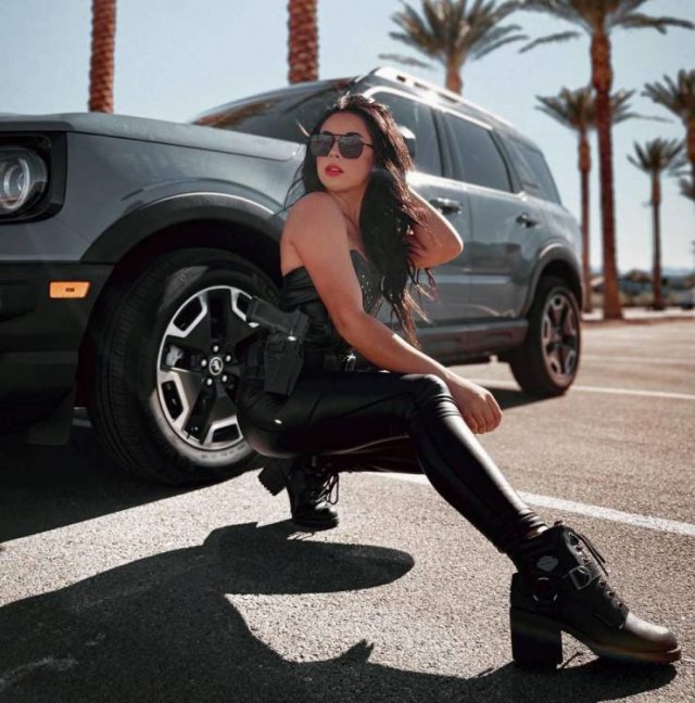 Girls With Guns (48 pics)