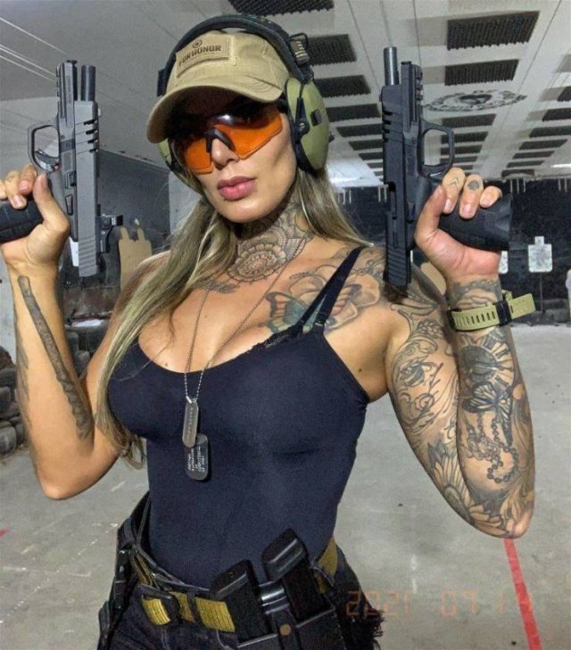 Girls With Guns (48 pics)