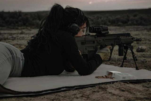 Girls With Guns (48 pics)