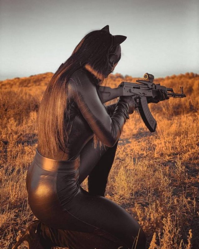 Girls With Guns (48 pics)