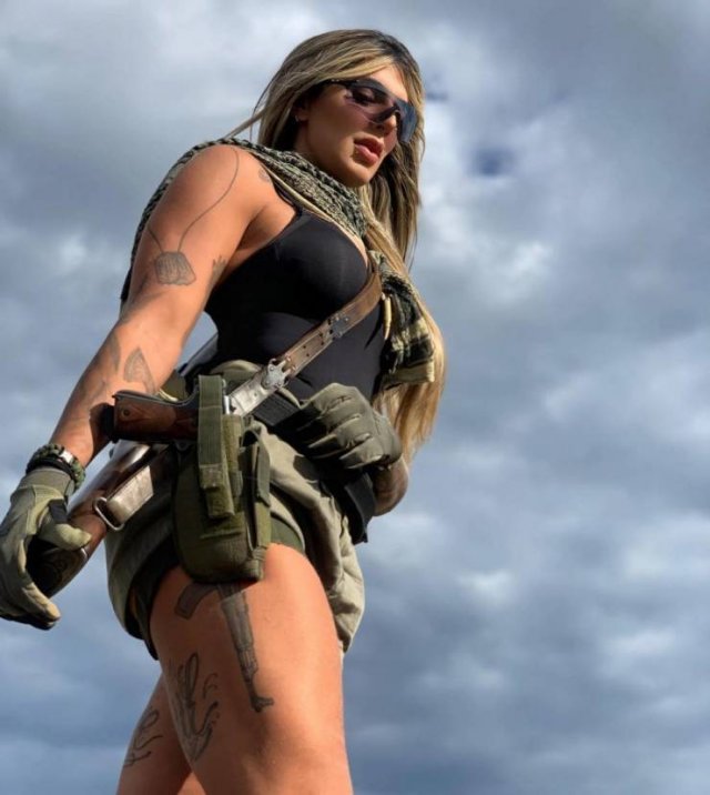 Girls With Guns (48 pics)