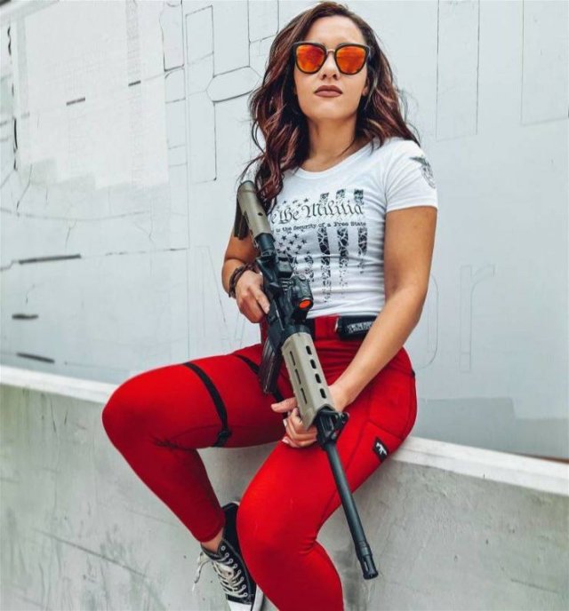 Girls With Guns (48 pics)