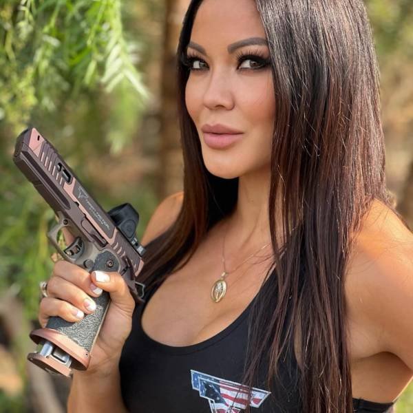 Girls With Guns (48 pics)