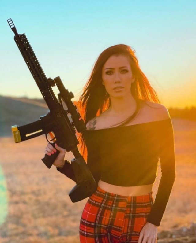Girls With Guns (48 pics)